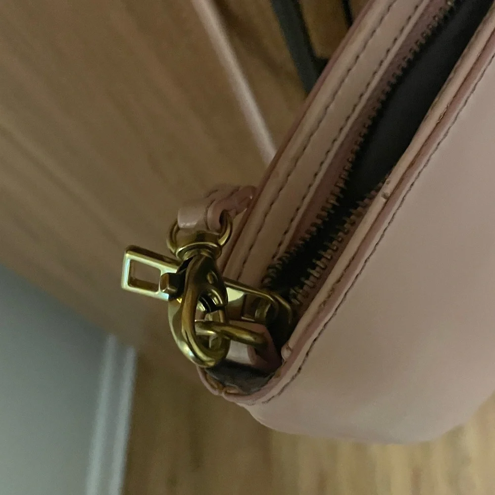 Fossil Light Pink Crossbody Bag with zipper closure - Picture 6 of 11